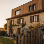 Surélévation maison et voisinage, étage bois ajouté à maison en pierre