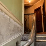 Cage d'escalier immeuble, sécurité incendie et matériaux de rénovation