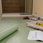 Renover une salle de bain : sol vinyle auto-adhésif en chantier