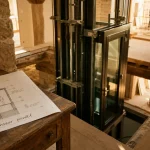 Ascenseur maison individuelle Lyon : trémie intérieure et sécurité
