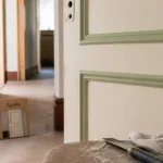 Décoration porte intérieur : relooking sans remplacer, peinture et moulures vert tendre