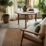Décoration véranda intérieur avec meubles bas clairs et lumière douce